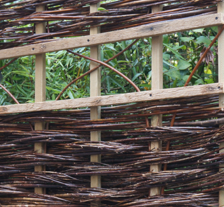 Détail haie encadrée en osier - Les Liens Naturels - Atelier de Vannerie - Audrey Alvarez - Ladeuze - Belgique