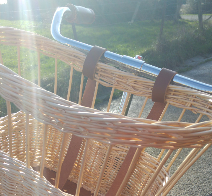 Détail fond panier à vélo avant en osier blanc - Les Liens Naturels - Atelier de Vannerie - Audrey Alvarez - Ladeuze - Belgique