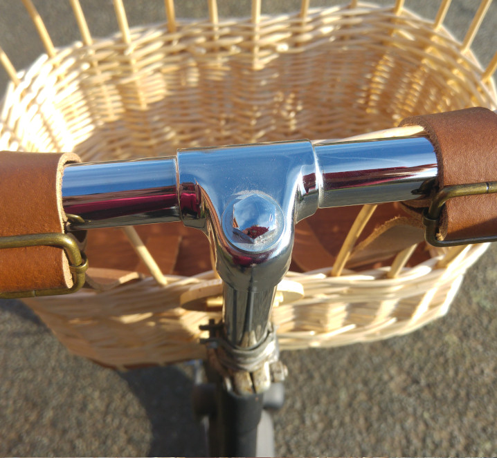 Détail sangle en cuir panier à vélo en osier blanc - Les Liens Naturels - Atelier de Vannerie - Audrey Alvarez - Ladeuze - Belgique